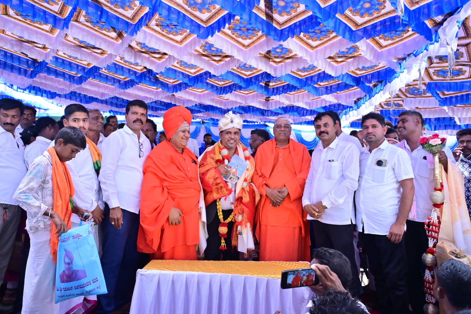 ಸಂಭ್ರಮ ಸಡಗರದಿಂದ ಡಾ. ಲೋಹಿತ್ ರವರ ಹುಟ್ಟುಹಬ್ಬ ಆಚರಿಸಿದ ಅಭಿಮಾನಿಗಳು