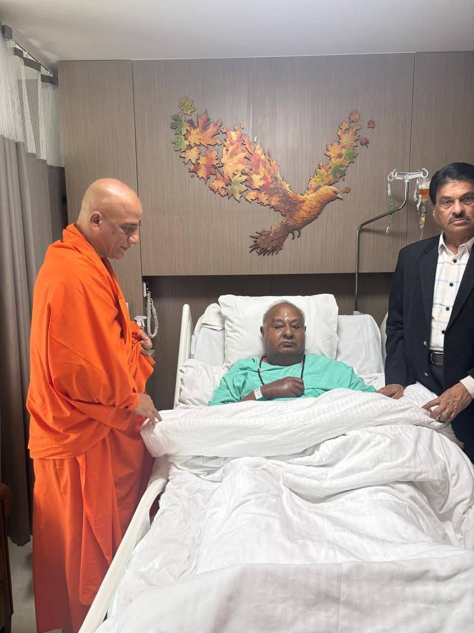 ಮಾಜಿ ಪ್ರಧಾನಿ ಹೆಚ್ ಡಿ ದೇವೇಗೌಡರ ಆರೋಗ್ಯ ವಿಚಾರಿಸಿದ ನಿರ್ಮಲಾನಂದನಾಥ ಸ್ವಾಮಿಜಿ