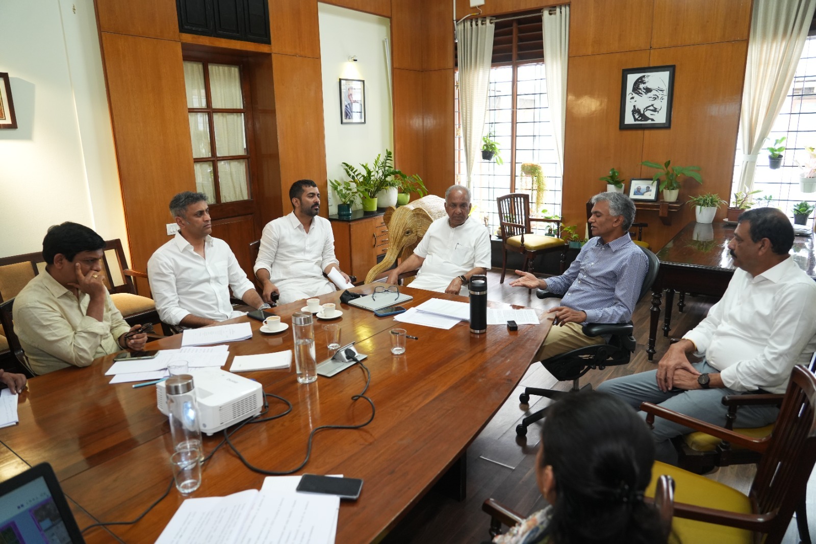 ಸಿ & ಡಿ ಸಮಸ್ಯೆ-ಕಂದಾಯ ಸಚಿವರನ್ನು ಭೇಟಿಯಾದ ಜಿಲ್ಲಾ ಉಸ್ತುವಾರಿ ಸಚಿವರು ಎನ್.ಎಸ್.ಭೋಸರಾಜು , ಶಾಸಕರಾದ ಎ.ಎಸ್.ಪೊನ್ನಣ್ಣ ಹಾಗೂ ಡಾ.ಮಂತರ್ ಗೌಡ- ಎಲ್ಲರಿಗೂ ಅನುಕೂಲವಾಗುವ ರೀತಿ ಸಮಿತಿ ರಚನೆ-ಸಚಿವ ಕೃಷ್ಣ ಬೈರೇಗೌಡ