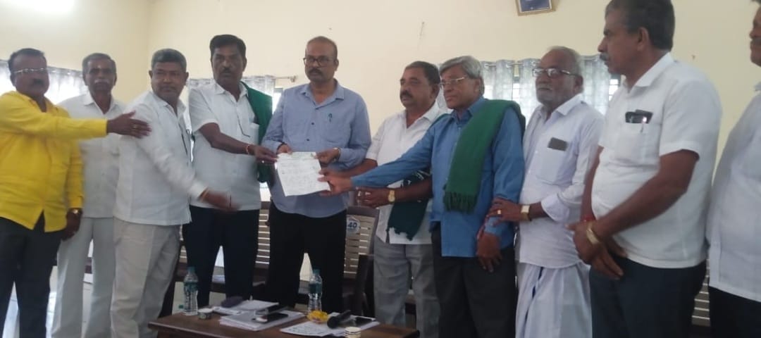 ಹುಣಸೂರು ತಾಲೂಕು ಕಟ್ಟೆಮಳವಾಡಿ  ತಂಬಾಕು ಮಾರುಕಟ್ಟೆಯಲ್ಲಿ ತಂಬಾಕು ಬೆಳೆಗಾರರ ಸಭೆ.