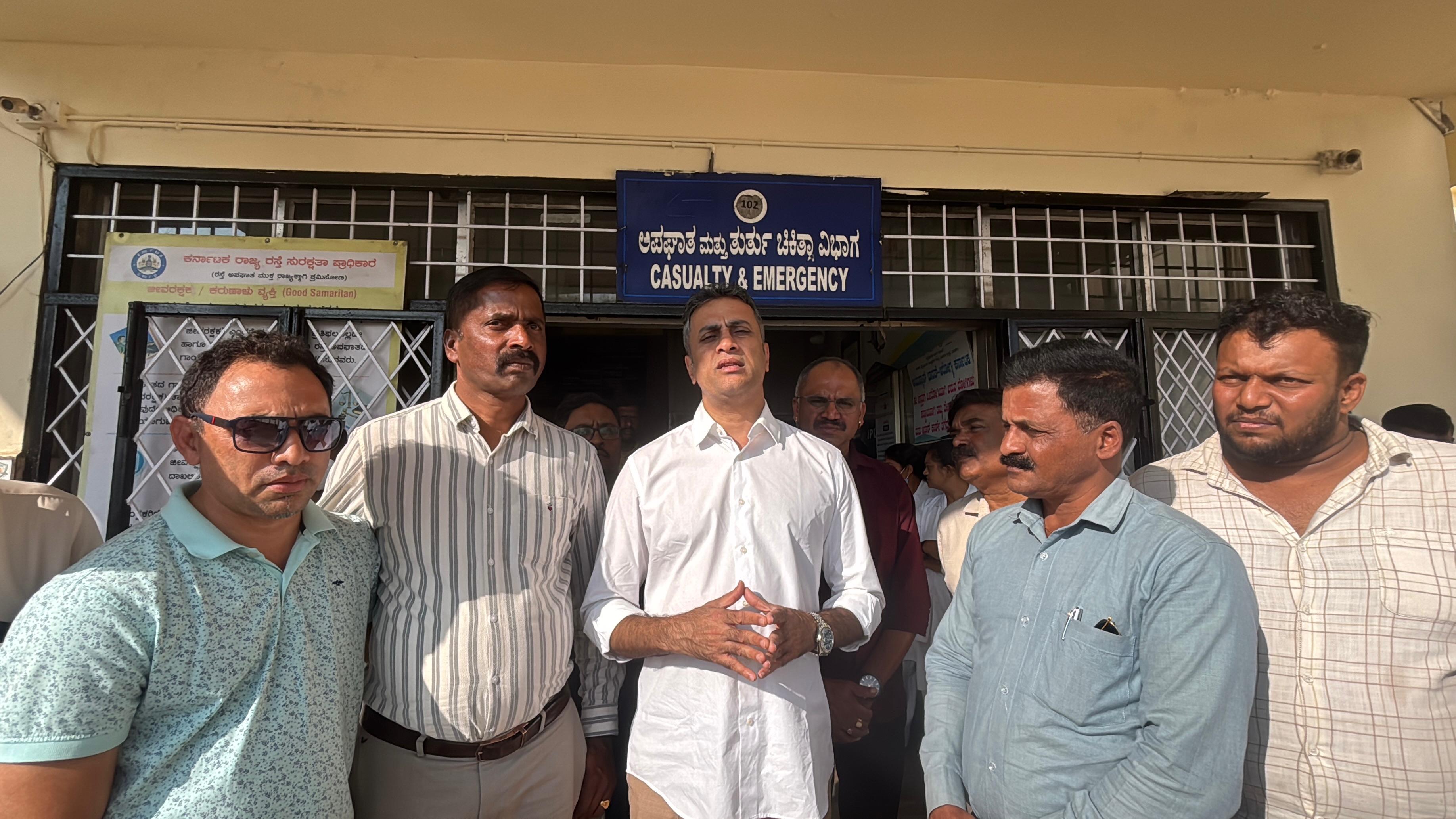 ಚಿಕಿತ್ಸೆ ಗೆ ಪ್ರಥಮ ಆದ್ಯತೆ ನೀಡಿ, ಬಿಲ್ ಬಗ್ಗೆ ನಂತರ ಗಮನ ಹರಿಸಿ. ಎ.ಎಸ್.ಪೊನ್ನಣ್ಣ ಸೂಚನೆ