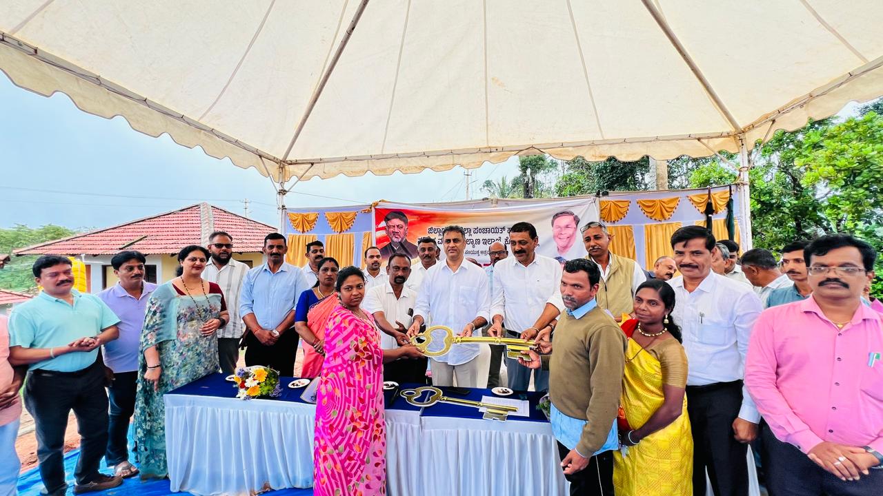 ಬಡವರಿಗೆ 43 ಮನೆ ಹಸ್ತಾಂತರಿಸಿದ ಶಾಸಕ ಎ. ಎಸ್ ಪೊನ್ನಣ್ಣ.