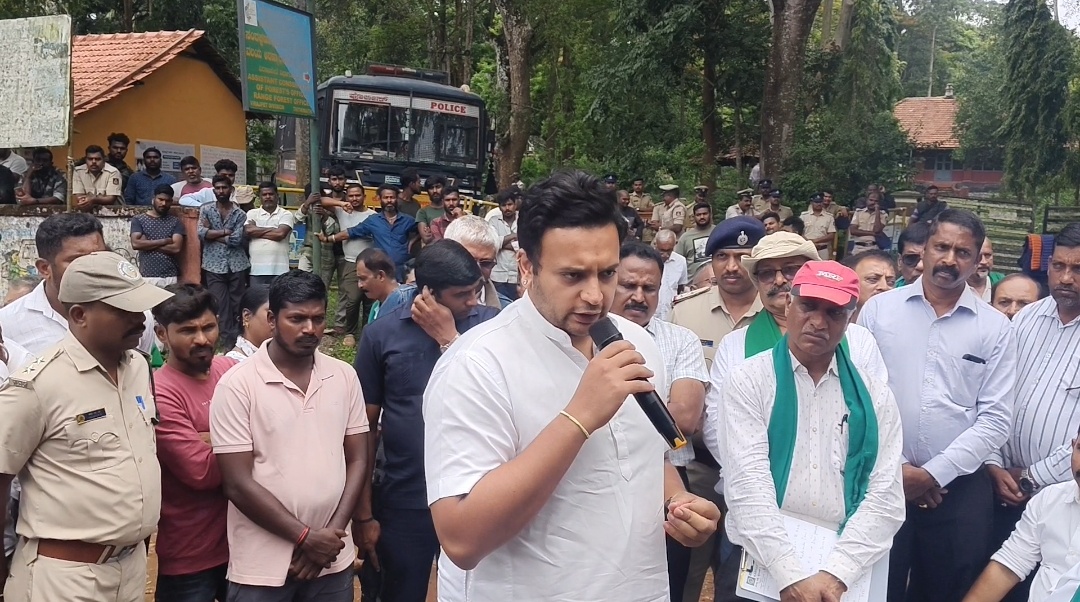 ವನ್ಯಜೀವಿ ಸಂಘರ್ಷ ಪರಿಹಾರಕ್ಕೆ ಆಗ್ರಹಿಸಿ ಕೊಡಗು ರೈತ ಸಂಘ ವತಿಯಿಂದ ರಸ್ತೆ ತಡೆ,ಪ್ರತಿಭಟನೆ.  ಕೊಡಗು ಜಿಲ್ಲೆ ತಿತಿಮತಿಯಲ್ಲಿ ಮೈಸೂರು-ಗೋಣಿಕೊಪ್ಪ ಹೆದ್ದಾರಿ ತಡೆ ನಡೆಯುತ್ತಿದ್ದ ಸ್ಥಳಕ್ಕೆ ಸಂಸದ ಯದುವೀರ್ ಒಡೆಯರ್ ಭೇಟಿ