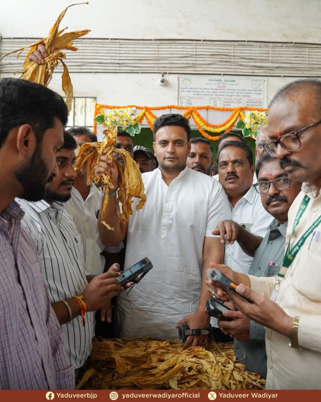ಹುಣಸೂರಿನ ತಂಬಾಕು ಹರಾಜು ಕೇಂದ್ರಕ್ಕೆ ಭೇಟಿ ನೀಡಿದ ಸಂಸದ ಯದುವೀರ್ ಒಡೆಯರ್.
