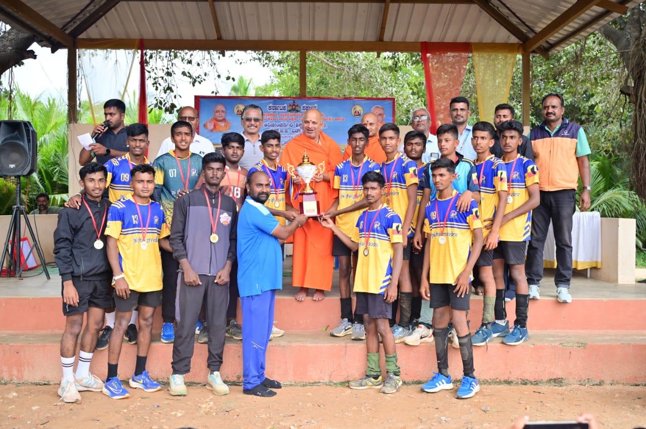 ಬಾಲಕ/ಬಾಲಕಿಯರ ರಾಜ್ಯ ಮಟ್ಟದ ಹ್ಯಾಂಡ್ ಬಾಲ್ ಕ್ರೀಡಾಕೂಟ ಸಮಾರೋಪ ಸಮಾರಂಭದಲ್ಲಿ ಭಾಗವಹಿಸಿದ ಪೂಜ್ಯ ಶ್ರೀ ಶ್ರೀ ಪ್ರಸನ್ನನಾಥ ಸ್ವಾಮೀಜಿ.