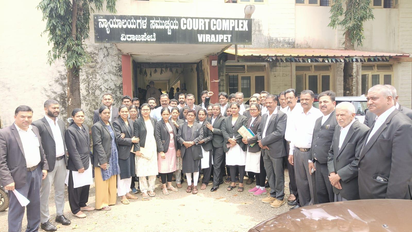 ವಿರಾಜಪೇಟೆ ವಕೀಲರ ಸಂಘದ ಅಧ್ಯಕ್ಷರ ಮೇಲೆ ಹಲ್ಲೆಗೆ ಯತ್ನ. ವಿರಾಜಪೇಟೆಯಲ್ಲಿ ವಕೀಲರಿಂದ ನ್ಯಾಯಾಲಯ ಕಲಾಪ ಗಳಿಗೆ ಬಹಿಷ್ಕಾರ, ಪ್ರತಿಭಟನೆ.