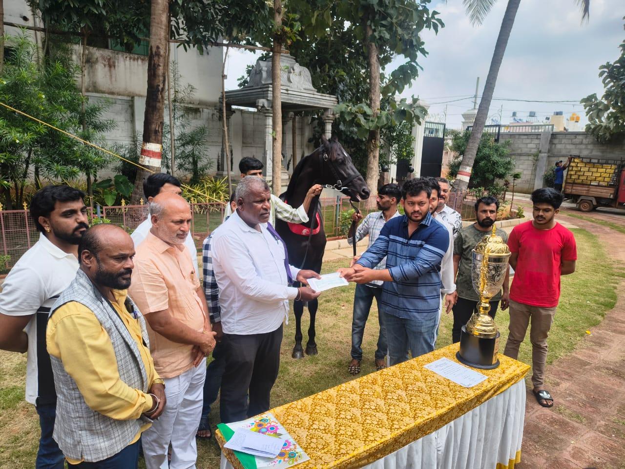 ಸಾ.ರಾ ಮಹೇಶ್‌ ರವರ ಪುತ್ರರಾದ ಜಯಂತ್‌ ರವರಿಂದ  ಮೈಸೂರಿನಲ್ಲಿ ಇತ್ತೀಚೆಗೆ ಅತ್ಯಾಚಾರಕ್ಕೆ ಒಳಗಾಗಿ ಭೀಕರವಾಗಿ ಕೊಲೆಯಾದ ಅಲೆಮಾರಿ ಸಮುದಾಯದ 10 ವರ್ಷದ ಬಾಲಕಿಯ ಕುಟುಂಬದವರಿಗೆ 1 ಲಕ್ಷ ಡಿ.ಡಿ ಚೆಕ್ಕನ್ನು ಕೊಡಲಾಯಿತು.